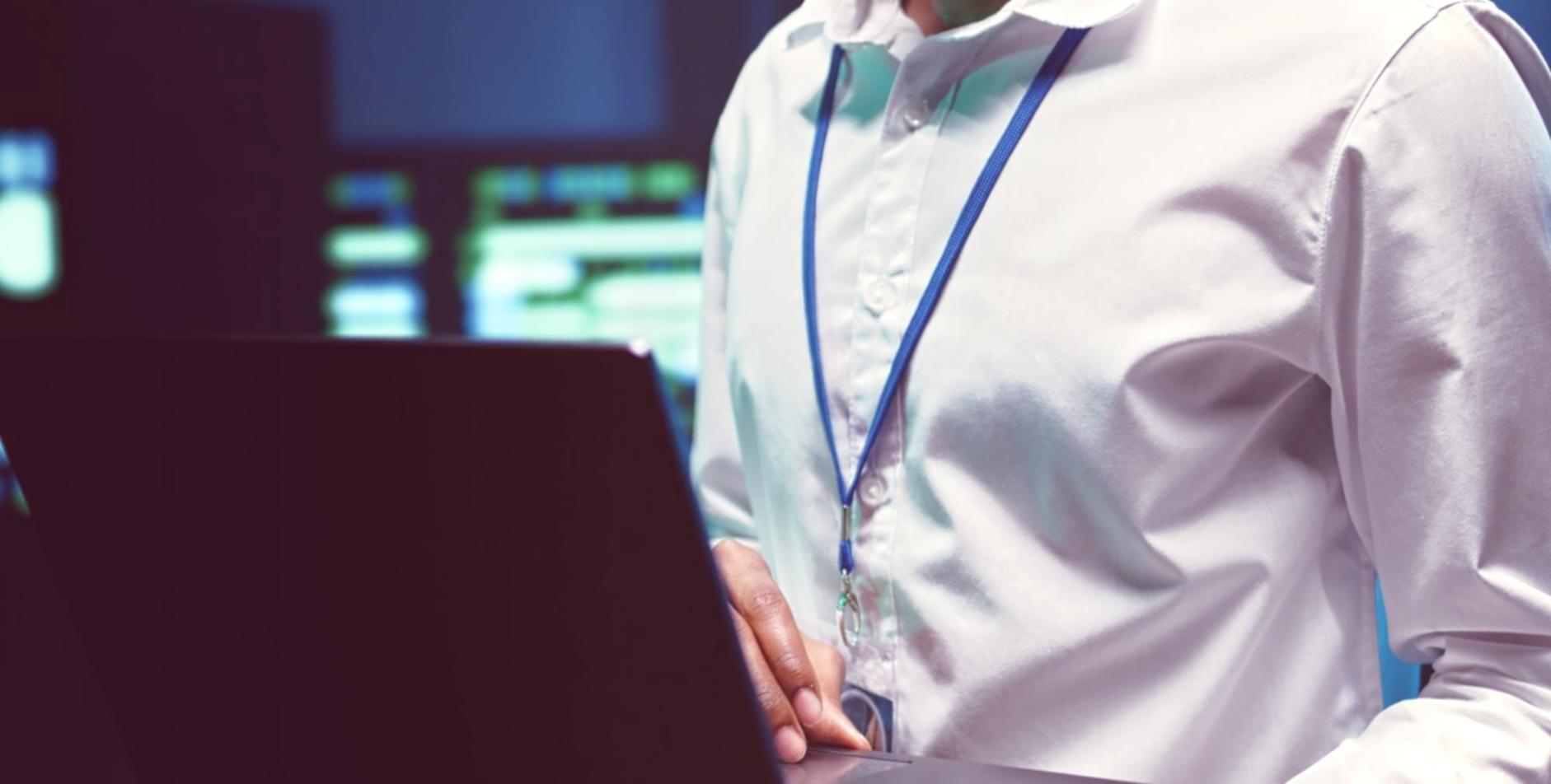 Entwicklungsumgebung mit Code-Editor und Browser DevTools